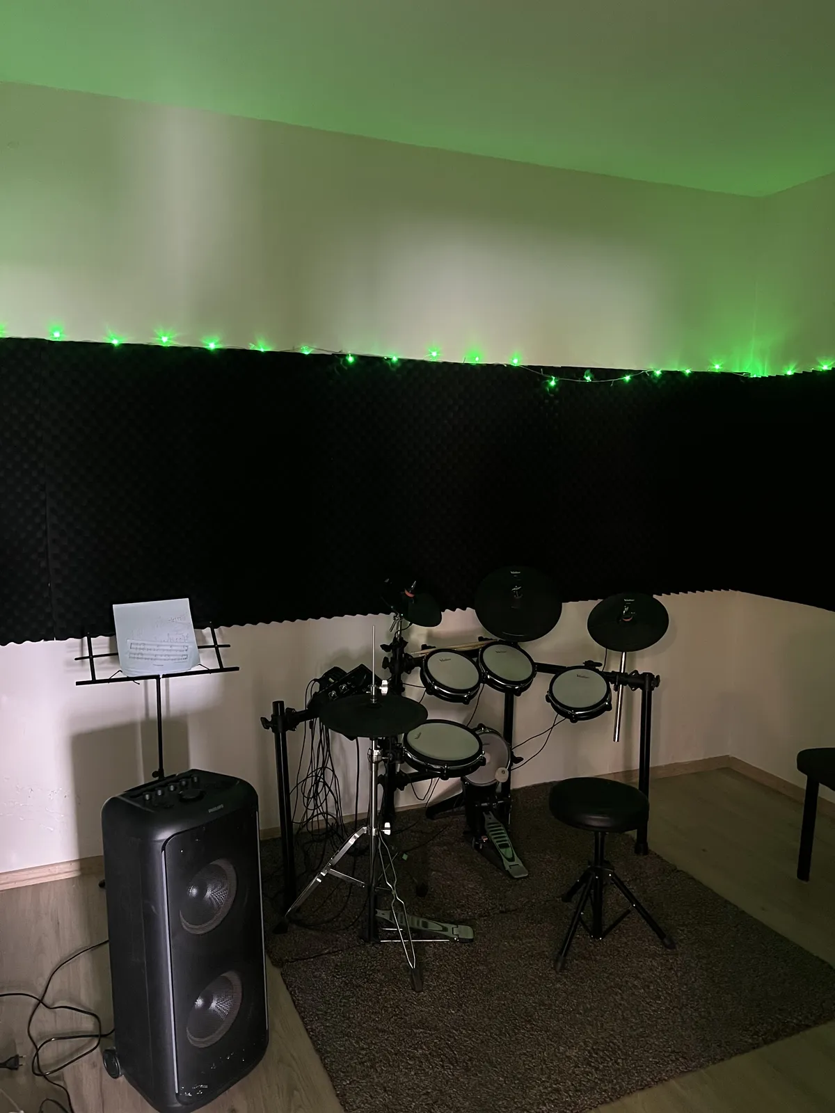 Bateri odası: elektronik bateri seti ve akustik panel